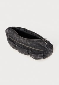 Schwarze Stofftasche mit einer strukturierten Oberfläche, ausgestattet mit einem oberen Reißverschluss und zwei Fronttaschen mit Reißverschlüssen. Glatte, runde Form, lässiges Design.