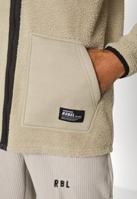 Redefined Rebel ELMER  - Casaco polar - silver sage