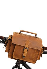 Bolsa de mensajero de cuero marrón con cierre de solapa, hebilla de metal y costuras blancas contrastantes. Cuenta con un asa superior y un bolsillo lateral.