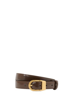 Cintura in pelle marrone con fibbia rettangolare dorata lucida posata piatta su sfondo bianco.