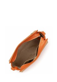 Borsa a tracolla in pelle arancione con chiusura a zip, con un interno beige e cuciture visibili lungo i bordi. Due scomparti all'interno.