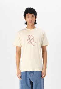 Crème-kleurig katoenen t-shirt met een rode handgrafiek in het midden. Korte mouwen en een ontspannen pasvorm met een ronde hals.