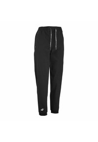 Pantalones de chándal negros ajustados con cintura elástica y cordones, bolsillos laterales y logo blanco cerca del tobillo izquierdo.