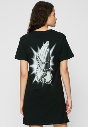 Abito t-shirt nero con stampa grafica di mani unite adornate con perline e un cuore sulla schiena, maniche corte e vestibilità rilassata.