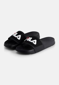 Mustat liukusandaalit, joissa on teksturoitu kumipohja, hengittävä verkkomateriaali hihna ja valkoinen FILA-logopainatus punaisilla yksityiskohdilla.