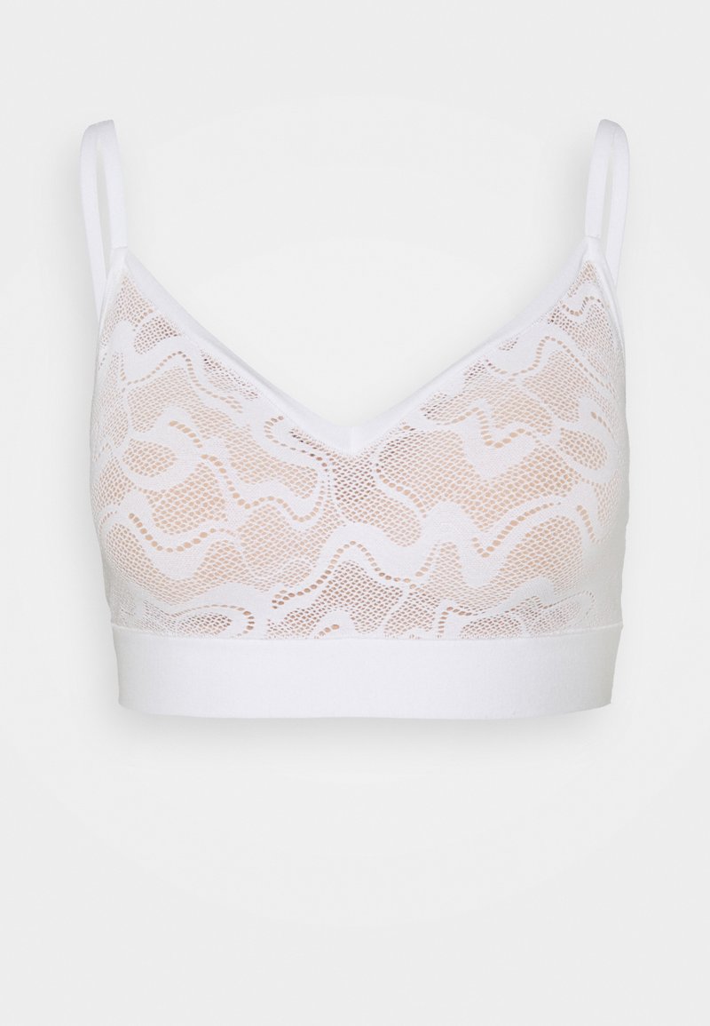 Witte bralette met kantdetails, met een v-halslijn, verstelbare bandjes en een solide witte band aan de onderkant. Zachte, textuurstof.