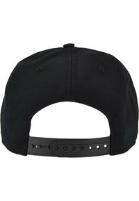 Cappello nero con un design strutturato, fascia regolabile in plastica con multiple tacche e una texture di tessuto liscia sul retro.