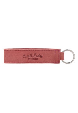 Leder-Schlüsselanhänger in staubigem Pink mit abgesteppten Kanten und Metallring, mit dem Text "Gusti Leder studio" gebrandmarkt.