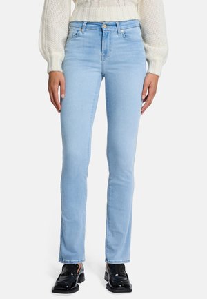 Lichtblauwe denim jeans met een slim fit, middelhoge taille en subtiele vervaging. Aangevuld met een sluiting met een knoop en rits aan de voorkant.