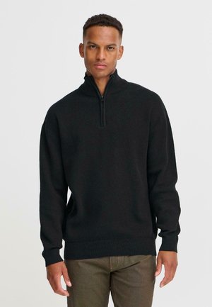 Schwarzer Pullover mit Reißverschluss und langen Ärmeln, gerippten Bündchen und Saum; hergestellt aus strukturiertem Stoff; minimalistisches Design.