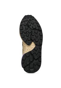 Sole in gomma nera con motivo di trazione multidirezionale, intersuola beige con texture screziata, tacco arrotondato e accento viola.