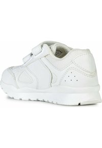 Zapatilla atlética blanca con una parte superior de cuero liso, acentos de malla transpirable, cierre de correa ajustable, cuello acolchado y suela texturizada.