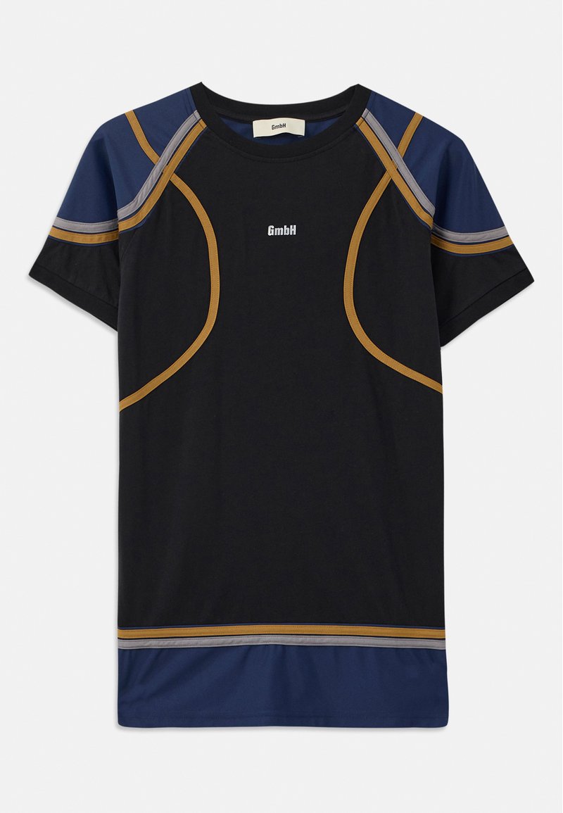 Zwarte T-shirt met korte mouwen met blauwe en grijze accenten, met gebogen naden en een logo. Gemaakt van zacht, ademend materiaal.