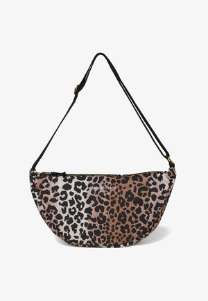 Leopardprint schoudertas met een gebogen vorm, een mix van beige en bruine tinten, een zwarte strap en subtiel logo detail. Ritssluiting.