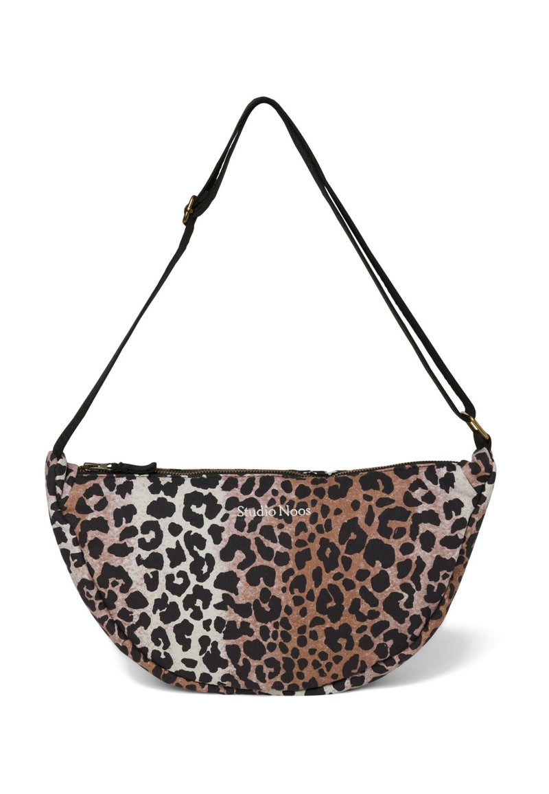 Leopardprint schoudertas met een gebogen vorm, een mix van beige en bruine tinten, een zwarte strap en subtiel logo detail. Ritssluiting.