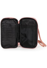 Portafoglio zippato compatto in morbido tessuto rosa con interni neri. Presenta scomparti per carte e una tasca con zip per una conservazione sicura.