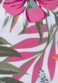 Blumenstoff mit großen rosa Blumen, grünen Blättern und blauen Akzenten auf einem weißen Hintergrund; glatte Textur und lebendige Farben.