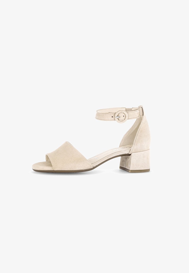 Beige Wildleder-Absatzsandalen mit offenen Zehen, Riemchen am Knöchel und Blockabsatz. Verfügt über eine glatte Textur und eine verstellbare Schnalle.