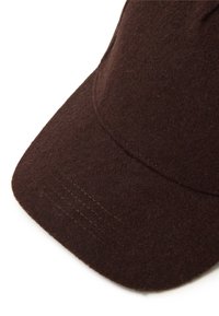 Cappello di feltro marrone con visiera curva e dettagli cuciti. La trama è morbida e il design presenta una superficie liscia.