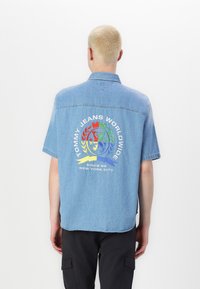 Tommy Jeans CREST OVERSHIRT - Shirt - denim light