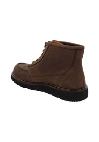 Stivaletto in pelle marrone con cuciture a mocassino, lacci gialli e marroni, e suola in gomma nera, mostrato da un'angolazione laterale.