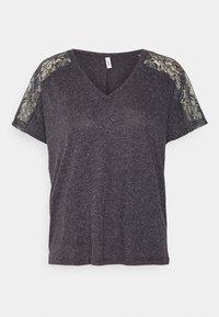 Camiseta de cuello en V gris oscuro con mangas cortas, que presenta detalles de encaje en los hombros y un corte relajado en una tela suave y texturizada.