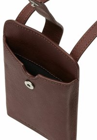 Sac bandoulière en cuir marron avec une poche à rabat à l'avant et une fermeture à tourniquet argentée, présentant une surface texturée et des détails de couture.