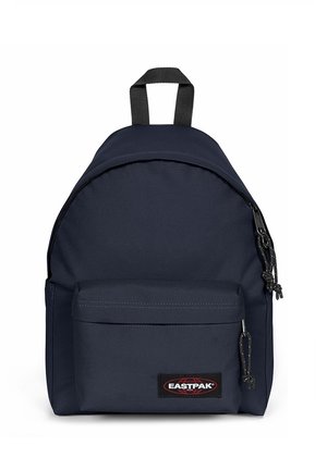 Sac à dos Eastpak bleu foncé avec poche zippée avant, doubles curseurs, et poignée de transport noire sur fond blanc.