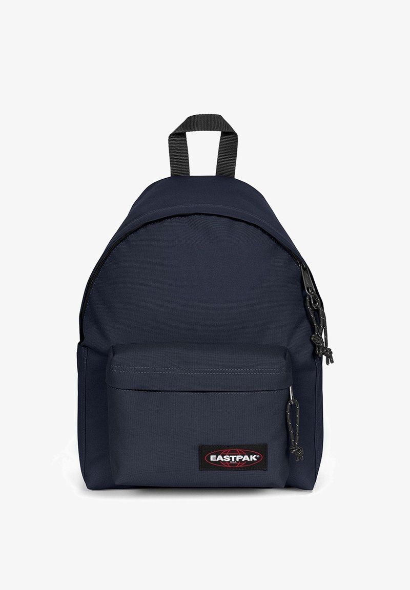 Sac à dos Eastpak bleu foncé avec poche zippée avant, doubles curseurs, et poignée de transport noire sur fond blanc.