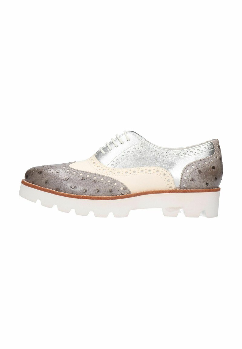 Herrernes oxford-sko med en sølvmetallic overdel, grå teksturering og en hvid chunky sål. Brogue-detaljering langs kanterne.