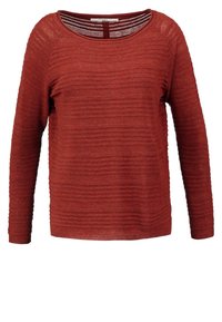 Pull en maille rouge brique à manches longues avec des rayures texturées horizontales et un col rond.