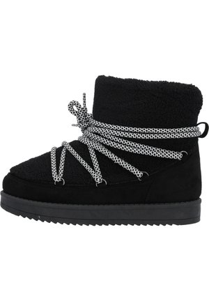 Bottine noire avec un dessus doux et texturé et un laçage en chaîne argentée contrastante. Dispose d'une semelle épaisse noire et d'un design à bout arrondi.