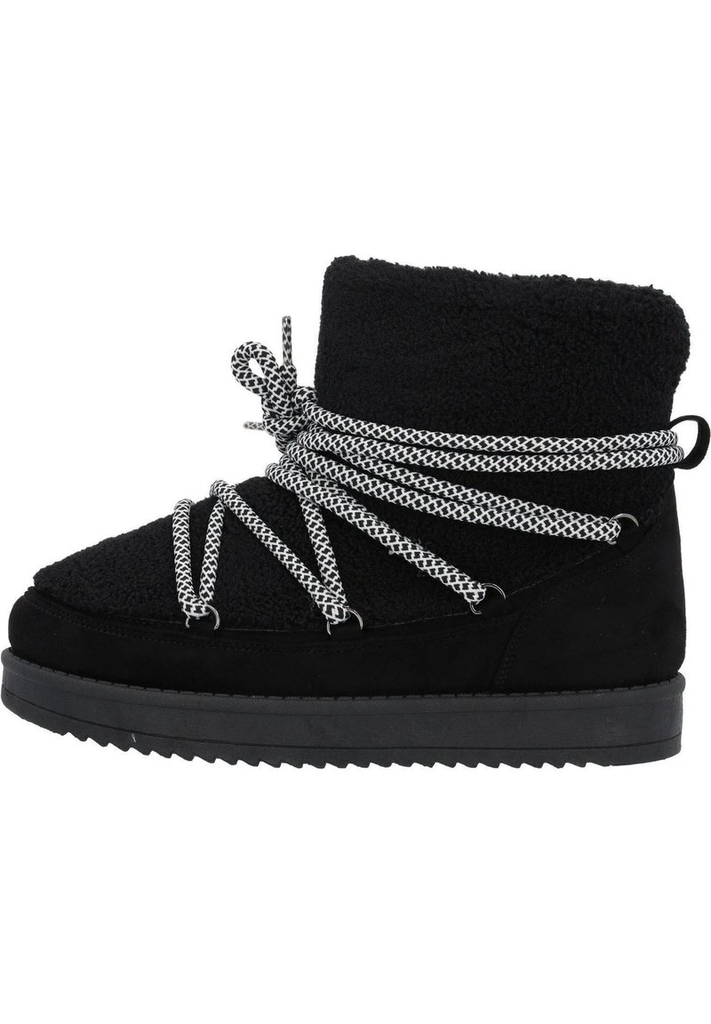 Botín negro con parte superior suave y texturizada y cordones de cadena plateada en contraste. Presenta una suela negra gruesa y un diseño de punta redonda.