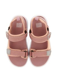 Sandalias de tela rosa con correas ajustables, parte superior texturizada y suela de goma blanca. Presenta la marca Gios Eppo en la plantilla.