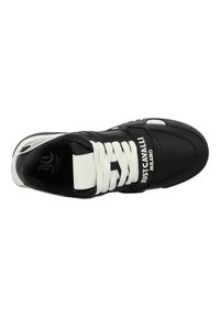 Baskets en cuir noir avec des lacets blancs et une marque. Présente une languette rembourrée et une tige texturée, avec un design de semelle contrastant.