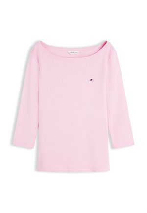 Hellrosa Dreiviertelarm-Top mit weitem Ausschnitt und kleinem Tommy Hilfiger Logo auf der linken Brust.