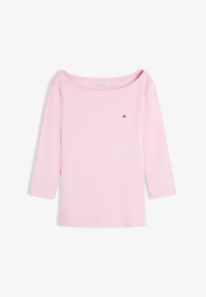 Haut rose clair à manches trois-quarts avec un large col et un petit logo Tommy Hilfiger sur le côté gauche de la poitrine.