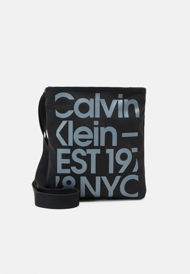 Calvin Klein Jeans SPORT ESSENTIALS FLATPACK UNISEX - Sac bandoulière - black/overcast grey print