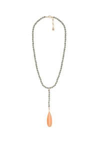 Lariat-halsband med gröna pärlor och en avlång persikofarvet hänge, avslutat med en guldtonad spänne och kedjeförlängare.