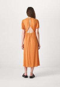Orange Midi-Kleid mit kurzen Puffärmeln, einem ausgeschnittenen Rücken mit Knopfverschluss und geraffter Taille für eine lässige Passform. Glatte Stofftextur.