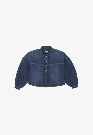 Camicia in denim cropped di colore blu scuro con chiusura a bottoni, colletto a punta e maniche lunghe a palloncino. Presenta dettagli di cucitura orizzontale.