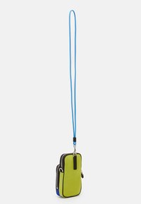 Borsa a tracolla verde e blu con chiusura a zip, caratterizzata da una superficie liscia, lunga tracolla blu e dettagli neri. Ha una forma rettangolare compatta.
