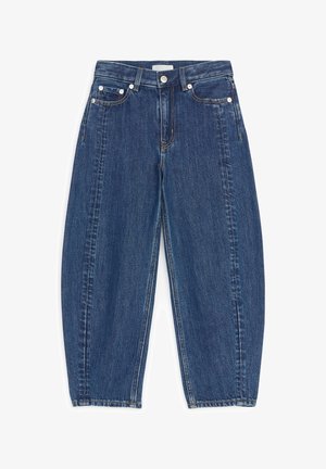 Jean en denim bleu à taille haute, fermeture bouton et zip, cinq poches et jambes légèrement fuselées.