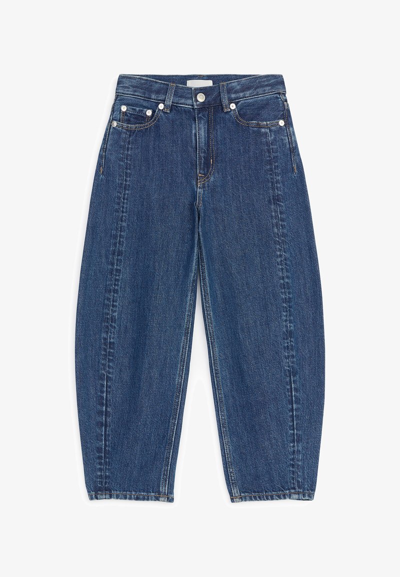 Jean en denim bleu à taille haute, fermeture bouton et zip, cinq poches et jambes légèrement fuselées.