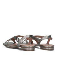 Metalen zilveren leren sandalen met gevlochten banden, open tenen en verstelbare enkelgesp. Gestapelde hak met een subtiel twee-tone ontwerp.