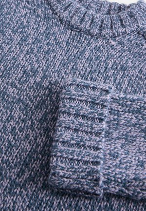 Strickpullover in Blau und Hellblau, mit einem gerippten Rundhalsausschnitt und Bündchen, der ein strukturiertes Muster über den gesamten Stoff aufweist.