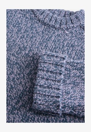 Strickpullover in Blau und Hellblau, mit einem gerippten Rundhalsausschnitt und Bündchen, der ein strukturiertes Muster über den gesamten Stoff aufweist.