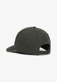 Gorra de béisbol de algodón verde oscuro con visera curvada, correa ajustable en la parte posterior y detalles de costura visibles.