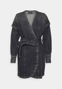 Robe portefeuille en denim gris foncé avec manches longues bouffantes, larges poignets, taille ceinturée et col en V.