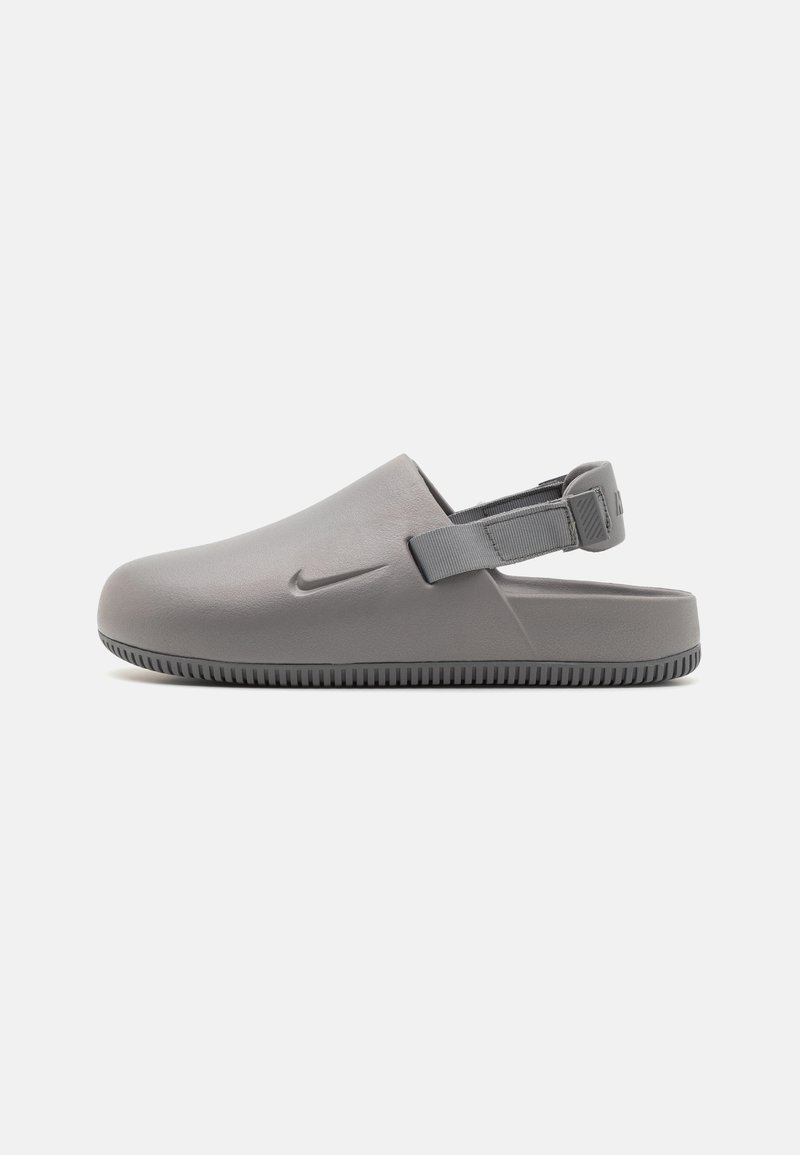 Nike Sportswear CALM MULE UNISEX - Tagant lahtised kingad - flat pewter